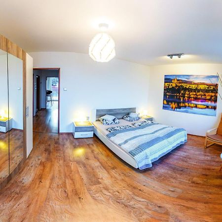 Apartment Pod Sychrovem Прага Экстерьер фото